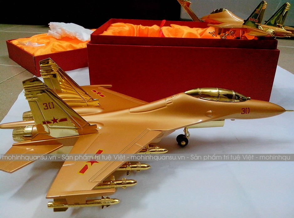 Mô hình máy bay Su30 được đóng gói bằng hộp quà tặng có lót vải lụa màu vàng đẹp mắt