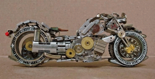 Mô hình xe máy cổ được chế tác từ các vật liệu dư thừa như bánh răng đồng hồ, xích xe máy, ổ trục bi của xe máy