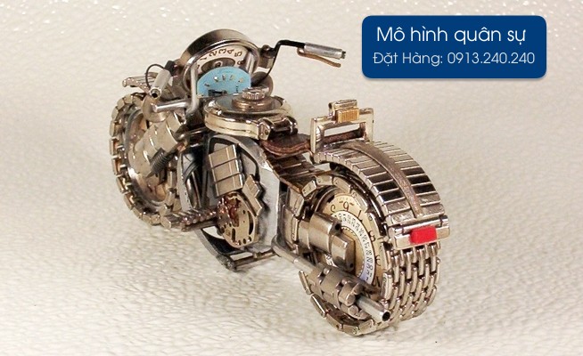 Một mô hình xe máy cổ tận dụng bộ vành lốp từ những chiếu quai đồng hồ rất ấn tượng