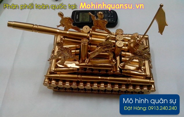 Một mẫu mô hình xe tăng làm từ vỏ đạn nhỏ